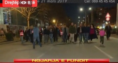 Protestuesit e &quot;Unazës&quot; po marshojnë drejt Policisë ku po mbahet në arrest Dorjan Protoduari