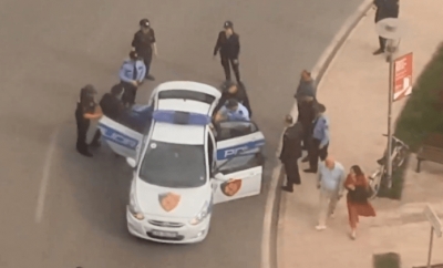 Dalim pamjet/ Si policia largon forcërisht qytetarin nga takimi i Ramës (VIDEO)
