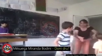 “Doni dru ju? Ju jap unë sa të doni…”, mësuesja dhunon fëmijët e klasës së parë