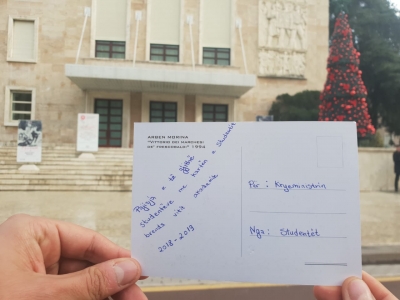 Studentët mbushin bredhin e Kryeministrisë me kartolina