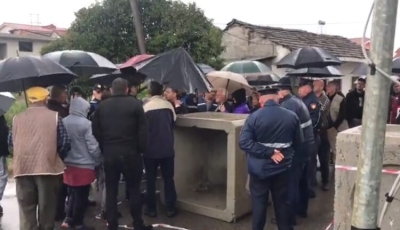 Për bukën e gojës: rifillon protesta në qytetin e Belshit në mes të shiut