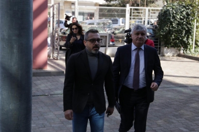 FOTO/ Ish-ministri Saimir Tahiri mbërrin te Krimet e Rënda. Pritet të…