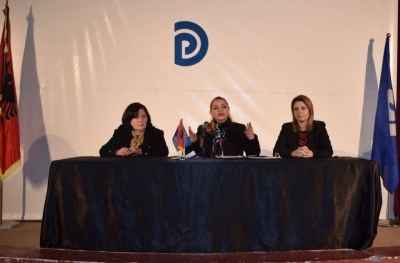 Albana Vokshi me gratë e Kavajës: 16 Shkurti, mision i çdo nëne!