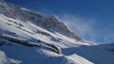 Orteku godet vendpushimin në Zvicër, bora zë poshtë mbi 10 njerëz (FOTO/VIDEO)