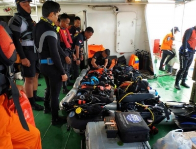 Ekipet e shpëtimit gjejnë trupin e avionit të përplasur në det