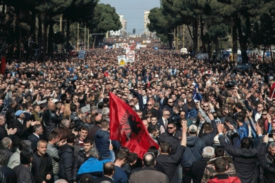 Protesta e opozitës/ Mijëra shqiptarë nisen drejt Tiranës