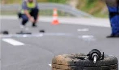 Humb jetën shqiptari 22-vjeçar, makina bëhet copë në një autostradë në...