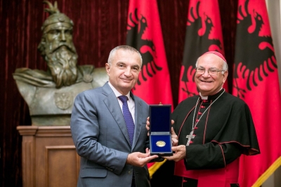 Presidenti Meta vlerëson Imzot Angelo Massafra-n me Dekoratën “Nënë Tereza”