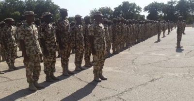 Të rekrutuar për të luftuar terroristët, lirohen 900 fëmijë në Nigeri