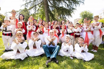 FOTOT/ Presidenca mbushet me fëmijë, ja mesazhi i Metës për 1 Qershorin