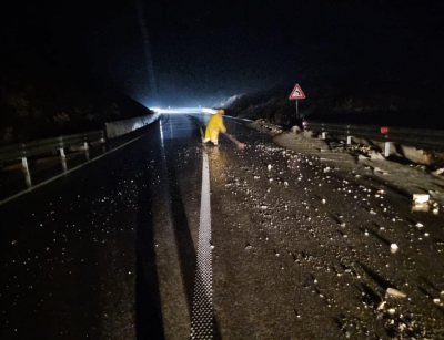 Dibër, reshjet e dendura dhe dherat bllokojnë rrugët, devijohet trafiku në Klos