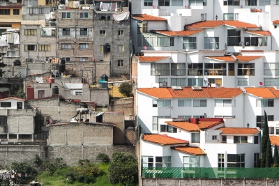 Aty ku luksin dhe mjerimin i ndan vetëm një mur...