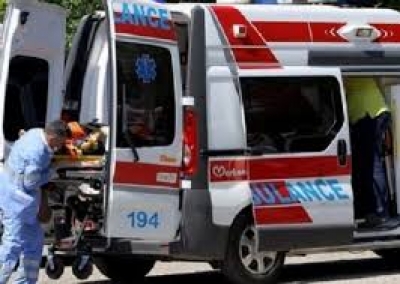 Tiranë/ Gruaja lyhet me benzinë dhe i vë flakën vetes