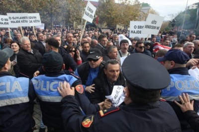 Deputeti thirrje policisë: Mos ju bindni Ramës, bashkohuni me popullin…