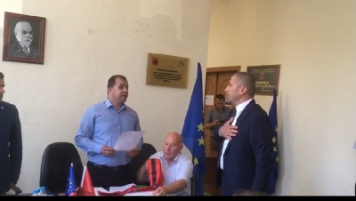 ‘Fillon shkarkimin e administratës, i zëvendëson me horrat e Rilindjes’/ ‘Narkomonisti i Devollit terror mbi punonjësit’