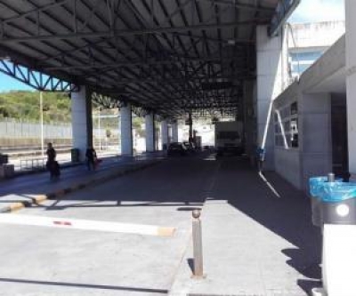 Po kalonte kufirin me 14 mijë euro, doganierët grekë i sekuestrojnë paratë shqiptarit