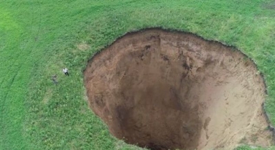 E çuditshme, në Rusi hapet vrima gjigante në tokë (VIDEO)