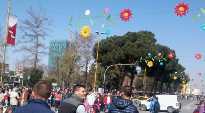Veliaj u tall me festën, kryeqytetasit festojnë në Tiranë edhe pa organizimet e Lalit