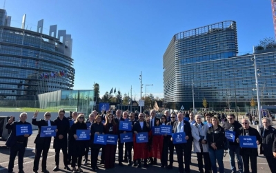 &#039;Lironi Berishën&#039;/ Fushatë sensibilizuese me eurodeputetët, 30 deputetë të PD përpara Parlamentit Europian