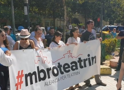 Vazhdon protesta para Parlamentit kundër ligjit për prishjen e Teatrit