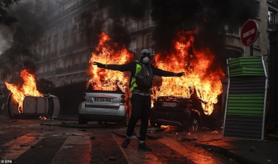 Parisi në kaos nga protesta e ‘xhaketave të verdha’