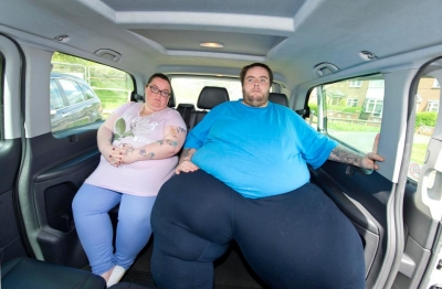 FOTOT/Burri 228 kg theu 2 taksi, çiftit obez i ndalohet hipja në to