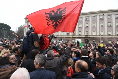 VIDEO LIVE/ Përshkallëzohet protesta, studentët bllokojnë 3 pika kyçe