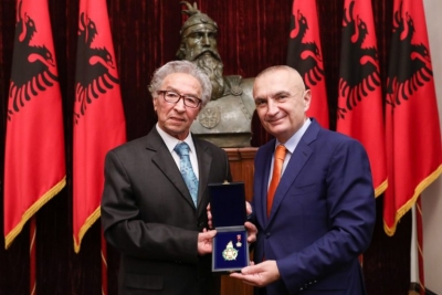 Meta çmon poetin e shquar Xhevahir Spahiu me Dekoratën “Gjergj Kastrioti Skënderbeu”: Xhevahiri i letërsisë shqipe!