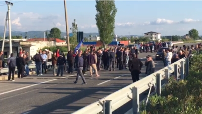 Mosbindja civile nis në të gjithë Shqipërinë, opozita bllokon të gjitha pika kyçe, kërkesa kryesore: Qeveri teknike dhe...