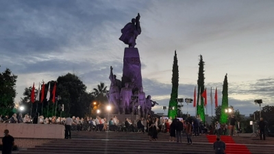 FOTO/ Provokim i rëndë, Rama vesh me mavi Monumentin e Pavarësisë
