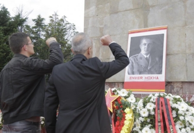 Portretet e Enver Hoxhës rishfaqen shëmtuar në 5 Maj