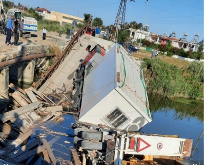 Kamioni shemb urën e Darëzezës. Problem për sezonin turistik