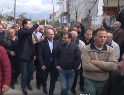 VIDEO LIVE/ Basha në Bathore, tek familjet qe iu dogjën shtëpitë nga energjia elektrike