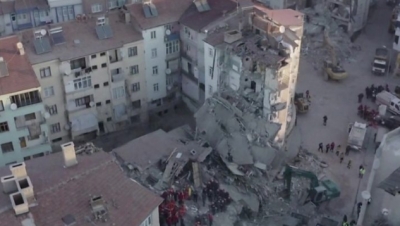 Momentet e frikshme të tërmetit të një viti më parë, 50 sekondat që rrënuan qindra ndërtesa