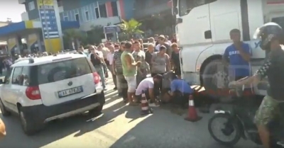 Video/ Flet gruaja që humbi vajzën në aksidentin e Kamzës: Akoma s’më besohet që...