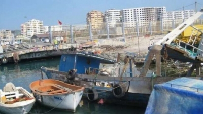 Mbytet një anije peshkimi në Durrës