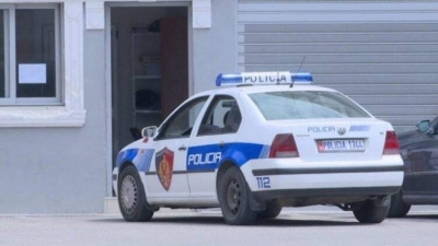 Gjendet në bagazhin e makinës një vajzë 17- vjeçare, prangoset i riu në doganën e Qafë Prushit