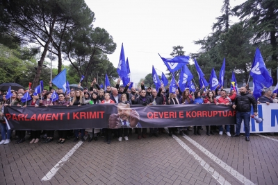 Rama po ndjen frikën, urdhëron bllokimin e dy autobusëve me protestues në Korçë