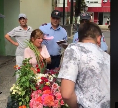 E TURPSHME/ Gruaja shet lule, i turren policët e bashkisë së Tiranës (VIDEO)