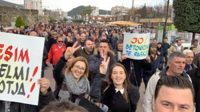 Qytetarët e Elbasanit bashkohen në protestë: Qyteti ynë s’ mund të jetë arkivol