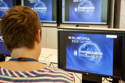 Trafikonin minorenë, EUROPOL shkatërron rrjetin, 70 në pranga