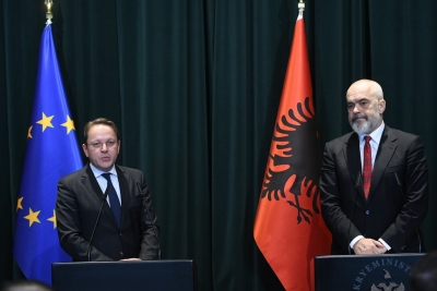 “Zëri Amerikës”: Shqetësues reagimi i PS për Kodin Zgjedhor, pas kërkesës së Komisionerit të BE për pritje të Venecias