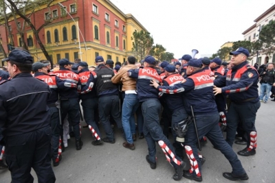 Policia bllokon qytetarët, rrethohet pedonalja