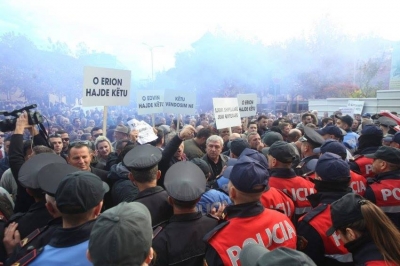 Policët civilë qesharakë të Sandër Lleshajt, gjoja të fshehtë, por të gjithë të dallueshëm