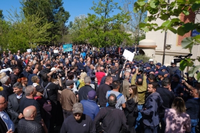 Protesta/ Skandal para bashkisë/ Nuk lejohet të futen këshilltarët e opozitës