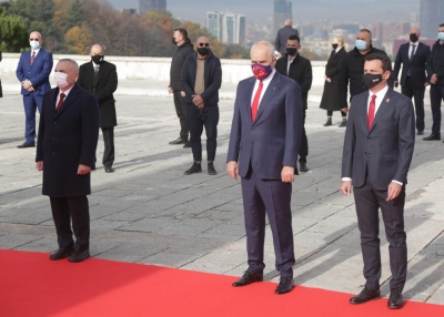 76-vjetori i Çlirimit/ Krerët e Shtetit homazhe pranë monumentit “Nënë Shqipëri”, Rama e Meta në distancë