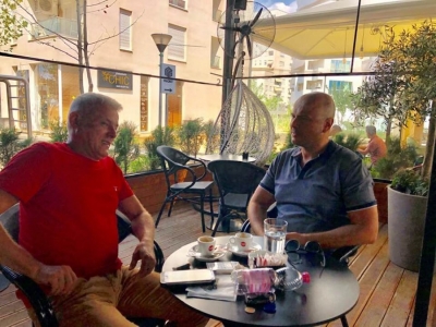 &#039;E rrënuan taksat e banditëve me uniformë&#039;/ Malltezi sjell historinë e ricikluesit që detyrohet të lerë Kavajën për Afrikën
