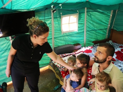 Shtëpitë e dëmtuara nga tërmeti, Olta Xhaçka bën politikë më të pastrehët