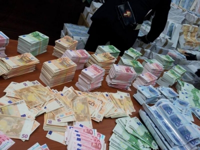 Eurot e sekuestruara në Durrës të ndara në qese plastmasi/ Ja shuma që dyshohet
