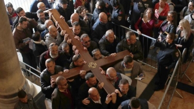 Pashka, mijëra pelegrinë në procesionin e “Rrugës së Kryqit”
